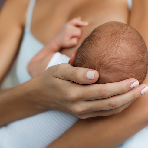breastfeeding mom and a baby needing lip & tongue-tie treatment in South Loop